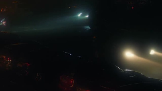 夜间汽车在浓雾中驶过