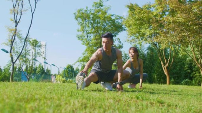 夫妇在公园锻炼夫妇在公园锻炼运动健身