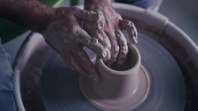 农作物陶艺家在纺车上制造锅