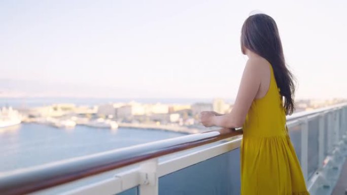 豪华游轮，优雅的女人在室外甲板阳台上观看日落。巡航假期。