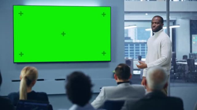 现代产品展示活动: 黑人商人讲话，解释概念，使用绿色色度键屏幕电视。面向不同投资者、数字企业家、商人