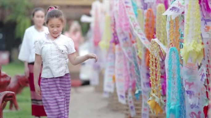 泰国清迈Loi kathong节上穿着泰国传统服装的亚洲女孩