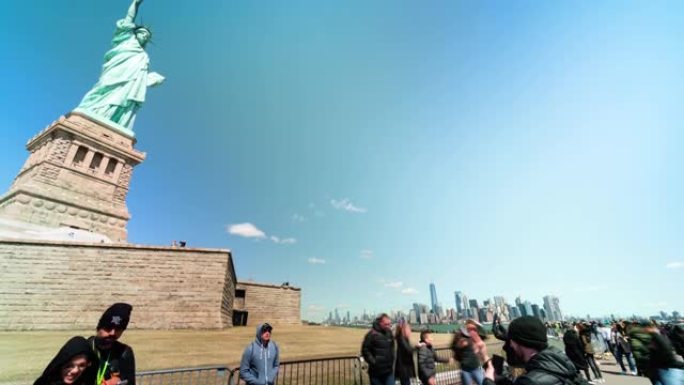 时间流逝的自由女神像与人群游客在纽约，美国，美国