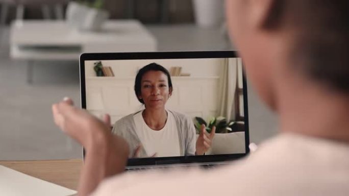 年轻的非洲裔美国妇女与姐姐进行视频通话。
