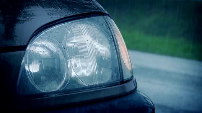 降雨时道路上的车灯闪烁