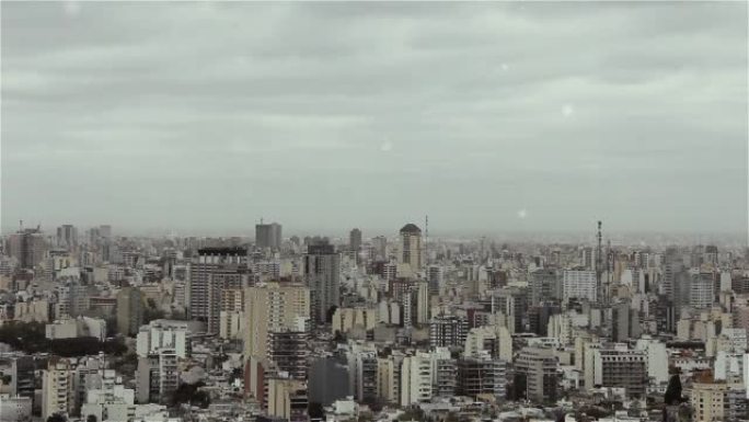 南美洲阿根廷首都布宜诺斯艾利斯市的高架视图。
