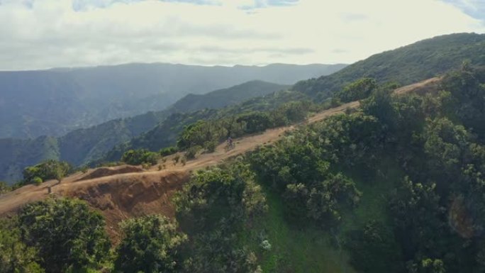 西班牙加那利群岛山地车上的空中视点男子