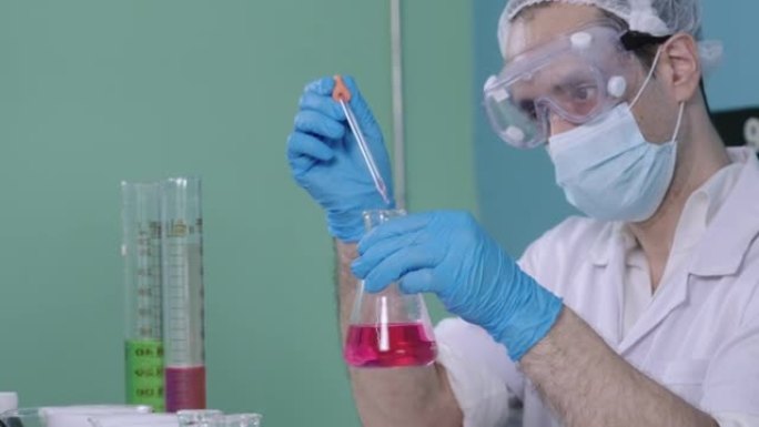 科学家在实验室烧瓶中摇动和分析红色化学物质