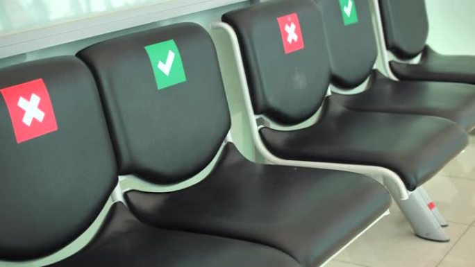 机场空的社交距离椅子