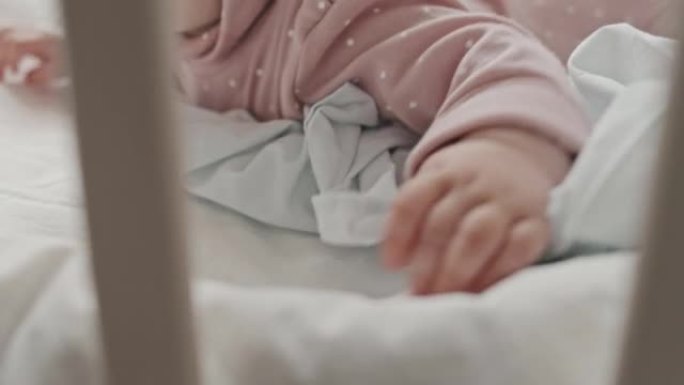婴儿床中的婴儿手小婴儿婴儿床婴儿车
