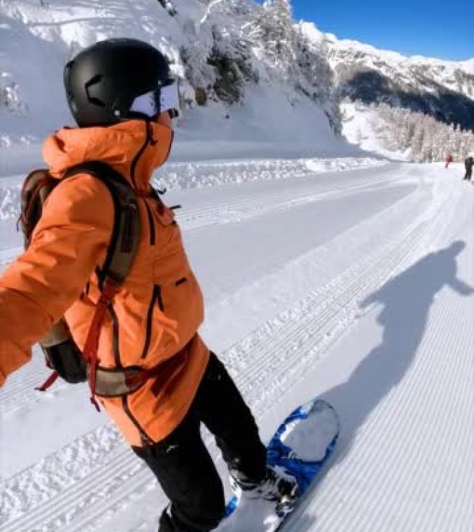 快乐的滑雪者在雪山阳光明媚的冬日里玩得开心