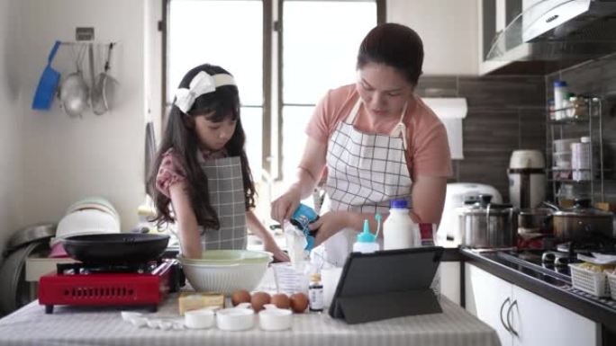 母女在厨房里煮煎饼