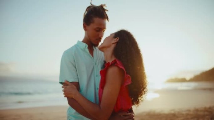 浪漫的年轻夫妇黑人接吻甜蜜度蜜月海边