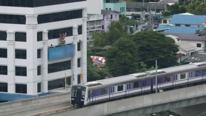 市区高架地铁站台SLO MO高角度视图