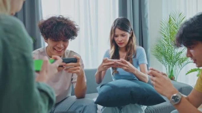 一群朋友在一起玩智能手机游戏