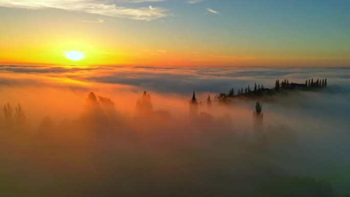 日落时，空中教堂的塔楼从山顶的浓雾中伸出。杰鲁扎莱姆，吕托默。斯洛文尼亚的自治市。