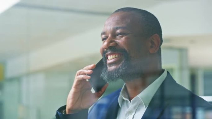 黑人在电话上，在下午茶时间或在工作中休息时随叫随到的愉快谈话。专业的非洲男子在智能手机上交谈时微笑，