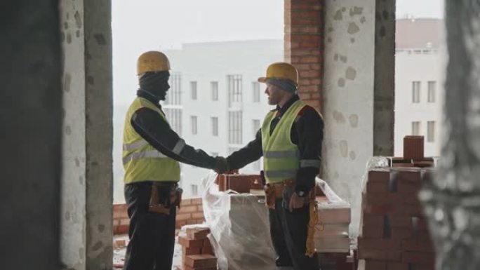 工头与新员工握手外国人合作和谈握手