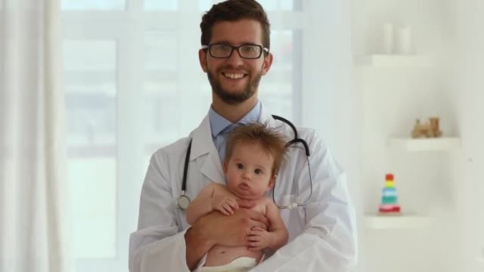 头部肖像微笑儿科医生手握小婴儿病人
