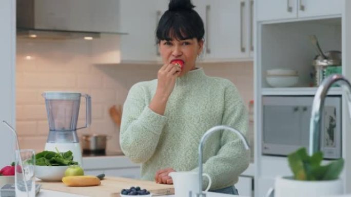 健康，水果和饮食的女人吃草莓的健康健康和生活方式在家里的厨房。女性在水果营养，吃草莓和纤维，维生素和