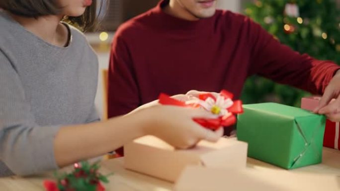 可爱的夫妇在舒适的家里一起创作圣诞礼物。