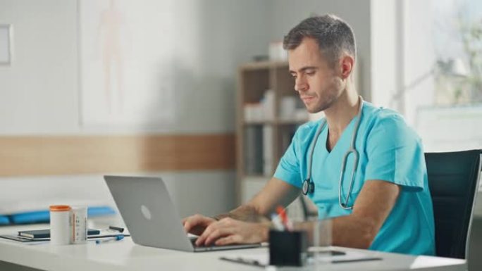 身穿蓝色制服的资深男护士在医生办公室使用笔记本电脑工作。医疗保健专业人员致力于消除护理职业中的刻板印