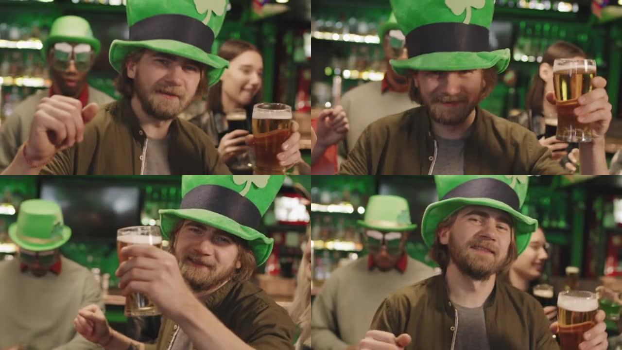 戴绿帽子的大胡子男人在酒吧跳舞