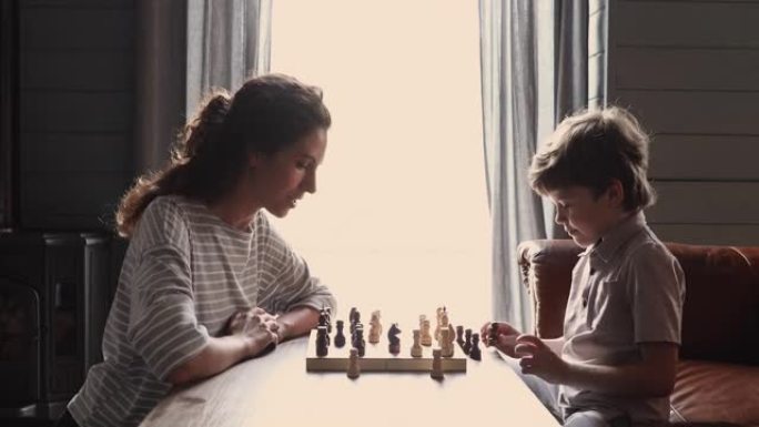 爱心妈妈在家教儿子下棋