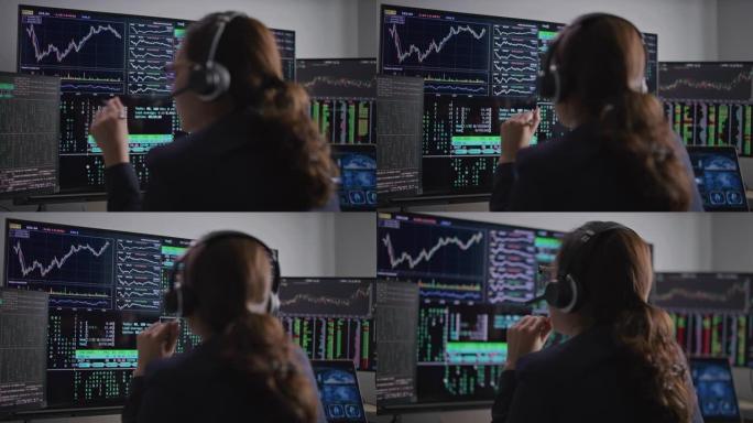 分析师女商人在大屏幕上查看股市数据