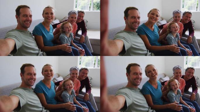 高加索人的父母，祖父母和孙子孙女坐在沙发上微笑着自拍