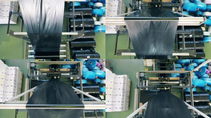 聚乙烯生产工厂黑色塑料袋生产线的俯视图。聚乙烯袋生产。