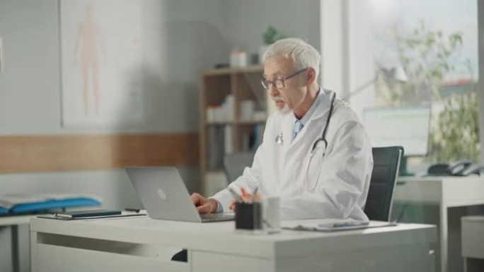 医生在线医疗咨询:白种高级医师正在笔记本电脑上与病人进行视频会议。医疗保健专业人员提供建议，解释测试
