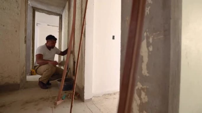 非裔美国建筑工人在建筑工地固井墙