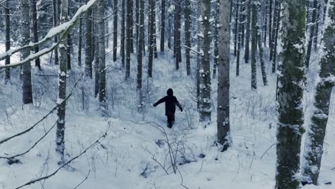 疲惫疲惫的人挣扎着在极端寒冷的雪地里行走，冬天的天气绝望无望一步一步寻找人行道