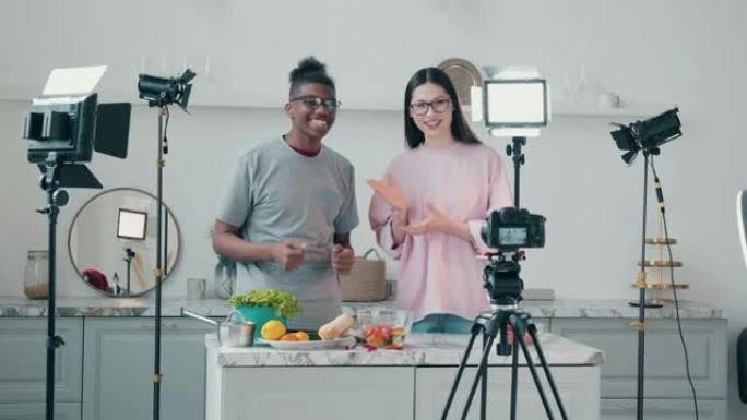 年轻人正在工作室厨房拍摄vlog