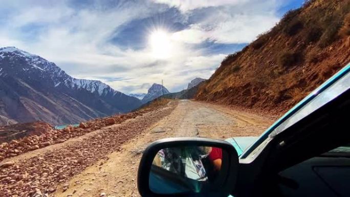 在山里开车旅行后视镜探险自驾游