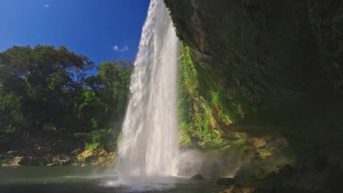 墨西哥恰帕斯州帕伦克附近的米索尔哈瀑布。巨大的干净瀑布被丛林绿树环绕。慢动作镜头