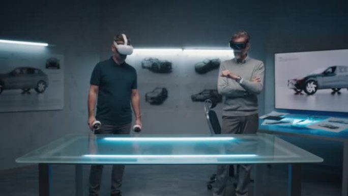 带VR眼镜的汽车工程师谈汽车原型模型的设计