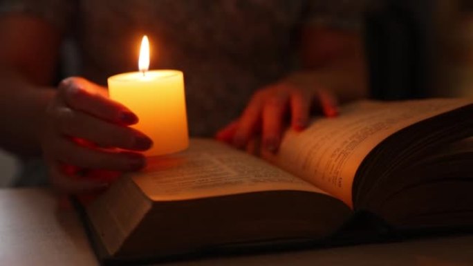 晚上在烛光下看书读书晚上在烛光下看书