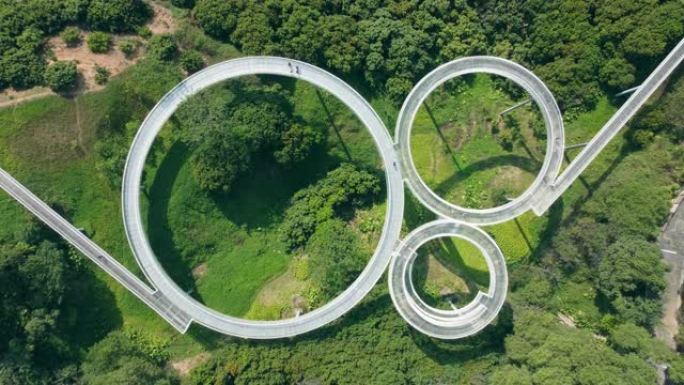 无人机从低到高空看深圳光明区大定山森林公园浮桥