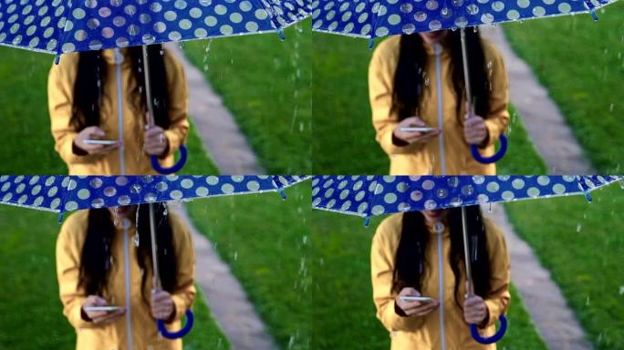 SLO MO年轻女子在雨中使用智能手机时微笑