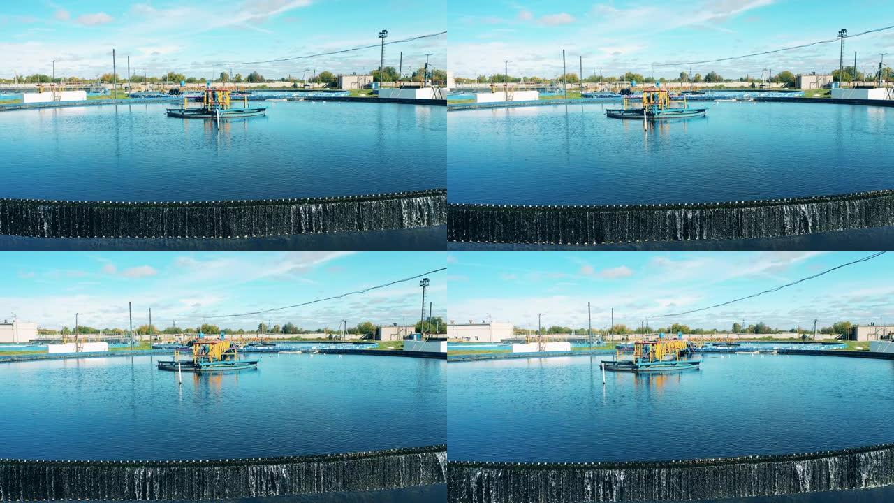 生物废水处理厂圆形澄清池的鸟瞰图