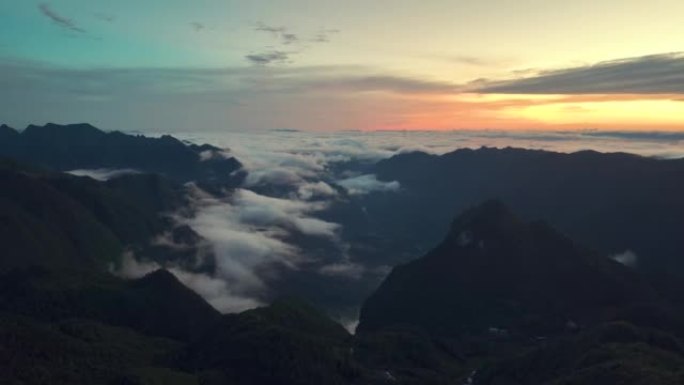 山晨鸟瞰图高山峰山脉连绵秋天