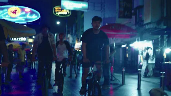一群年轻的BMX骑手在自行车上四处乱逛