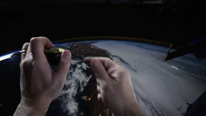 双手握着黄色卷尺在太空中飞越地球。NASA提供的这段视频的元素。