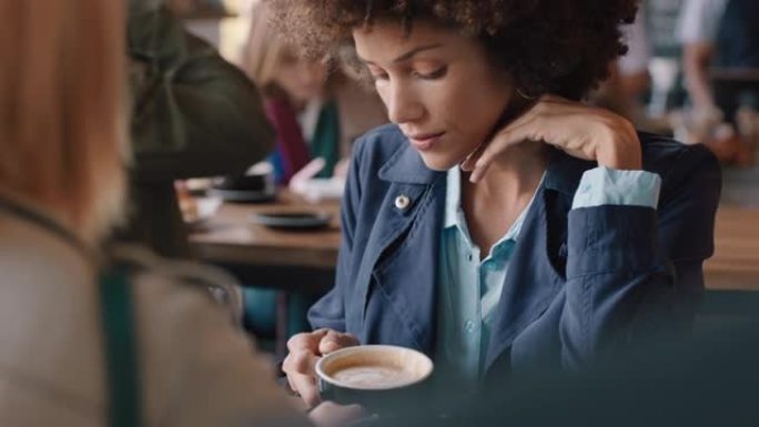 美丽的非洲发型的女人在咖啡馆使用智能手机发短信在社交媒体上分享信息享受移动技术