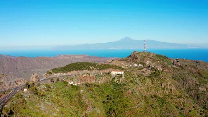 西班牙戈梅拉/加那利群岛穿越山脉的空中视点公路