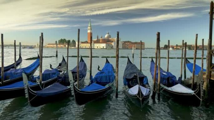威尼斯圣乔治马焦雷吊船的万向节镜头。意大利威尼斯岸上的摇摆船
