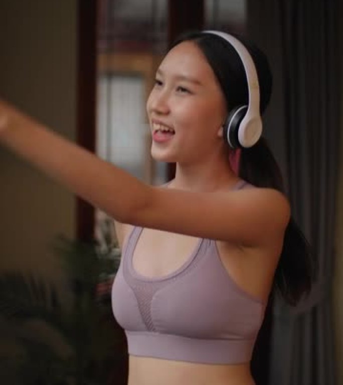 垂直视频年轻亚洲妇女在家听音乐