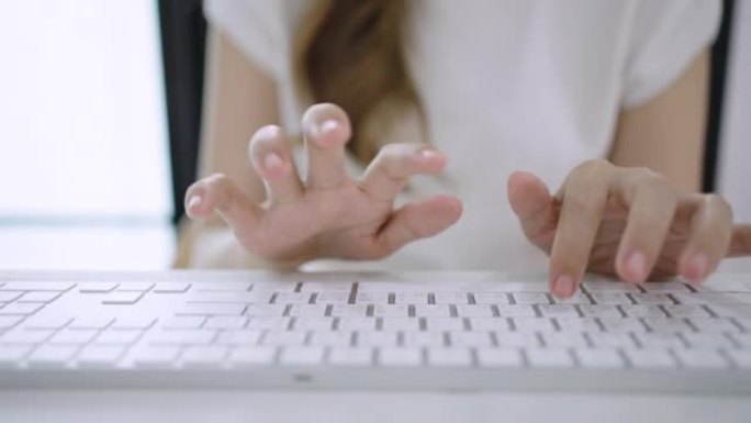 女人手在笔记本电脑键盘上打字的特写